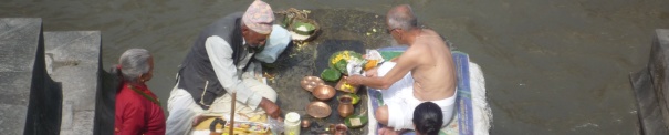 P1050815 Kathmandu Pashupatinath fam Totengedenktag am Bagmati